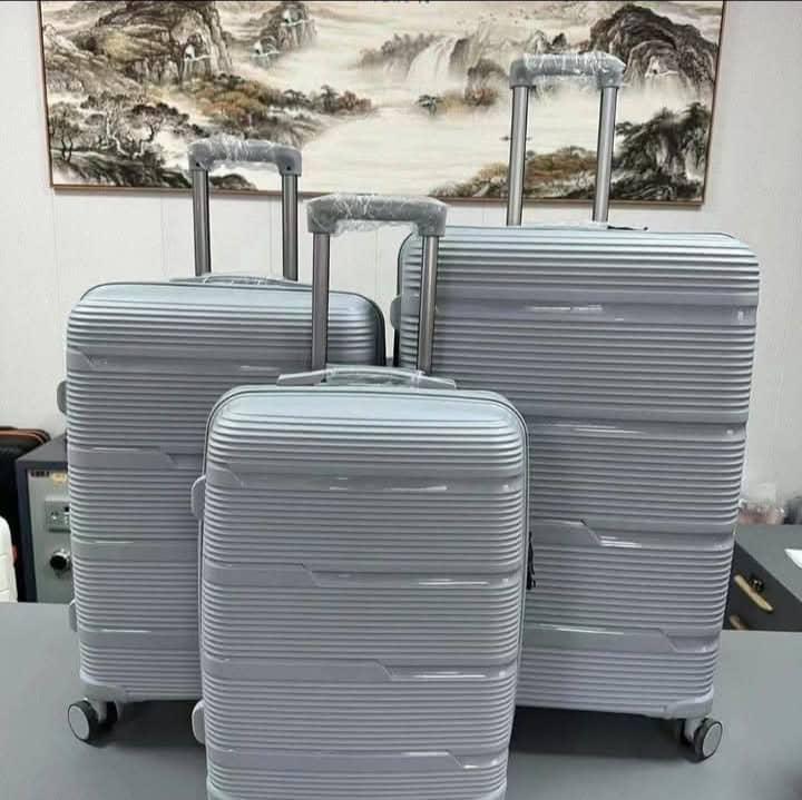 Valise de voyage et pour la maison , incassable.